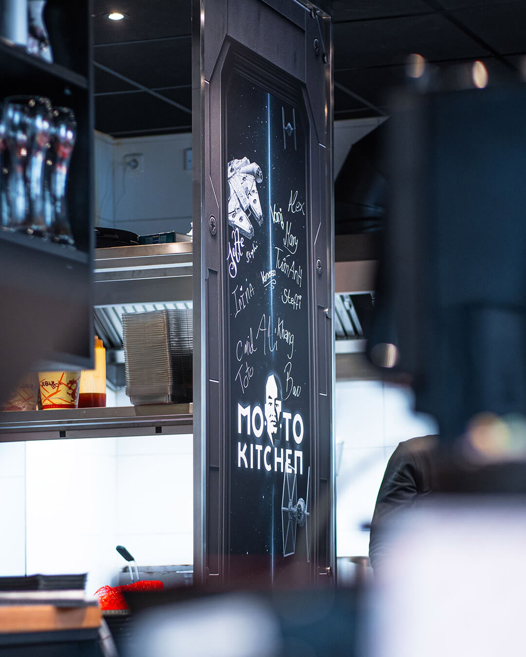 Moto Kitchen Nadorster Straße – Oldenburg: Einblick in den Sitzbereich des Stores