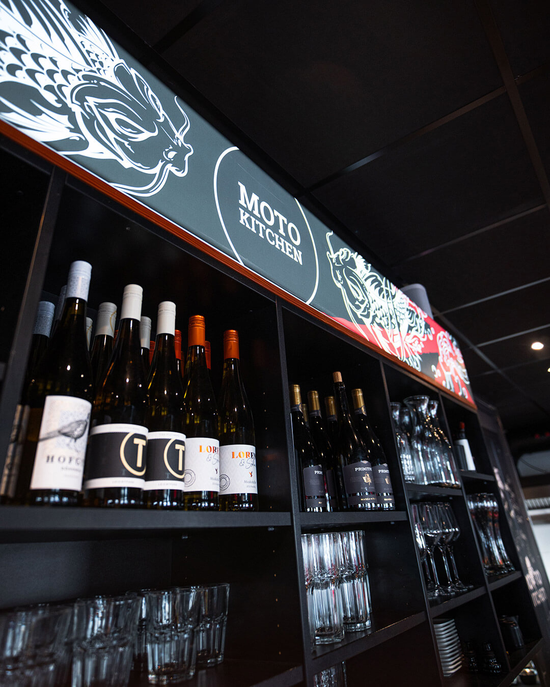 Moto Kitchen Nadorster Straße – Oldenburg: Einblick in den Sitzbereich des Stores