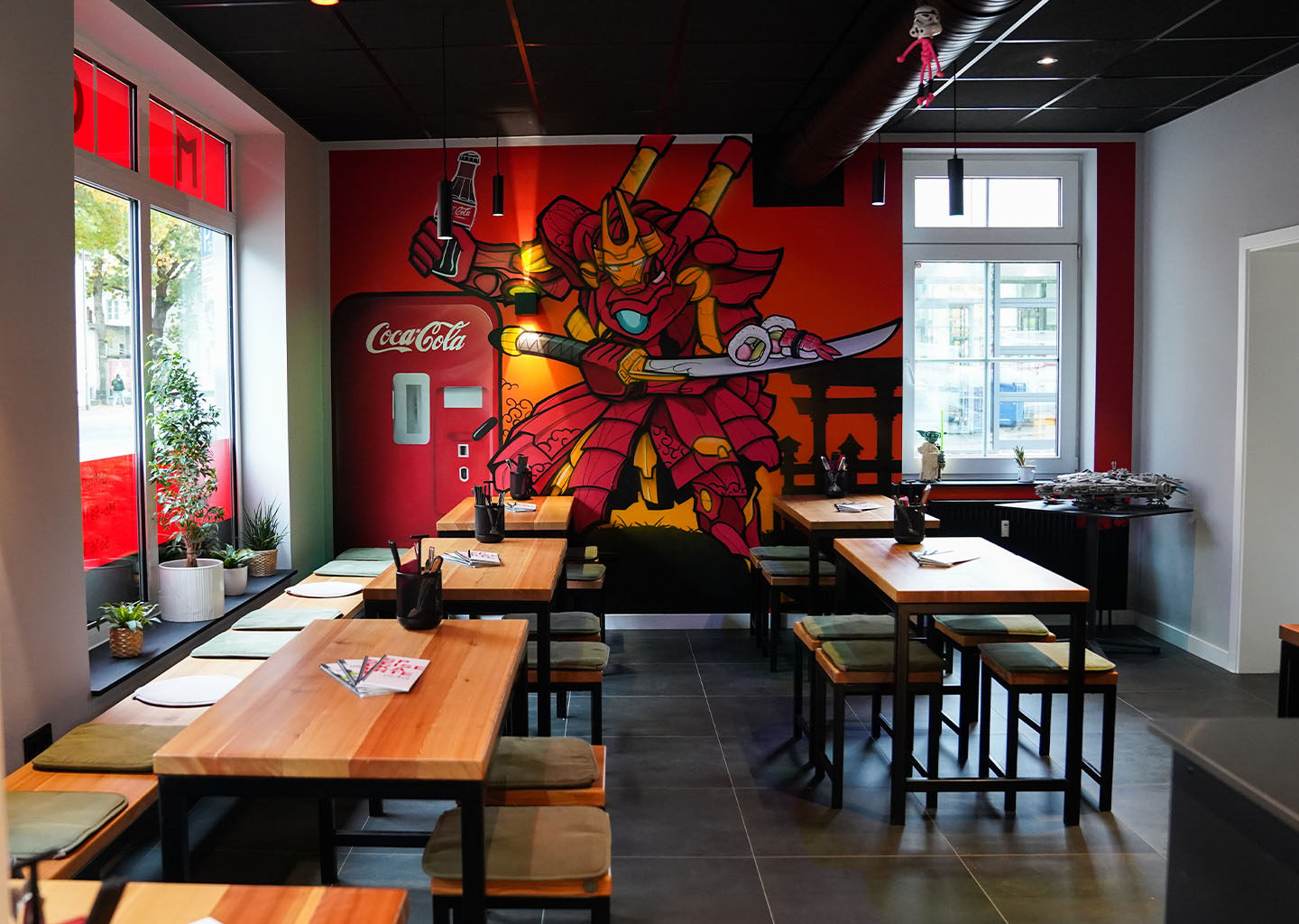 Moto Kitchen Nadorster Straße – Oldenburg: Einblick in den Sitzbereich des Stores